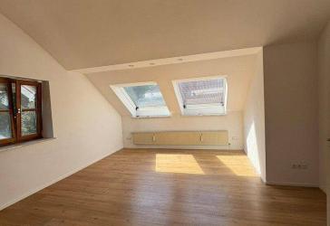 Helle 4-Zimmer-Dachgeschosswohnung mit eigenem Garten