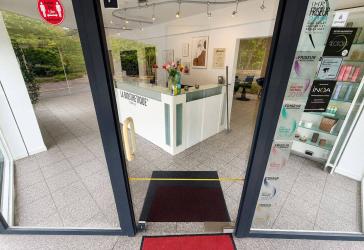 Großzügige Gewerbefläche mit Schaufensterfront - ideal für Beauty, Praxis oder Büro