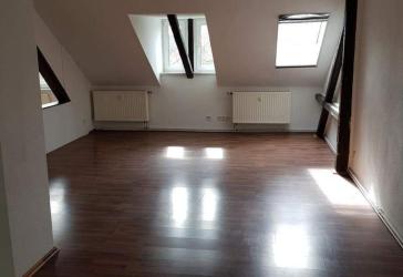 großzügige Dachgeschosswohnung mit 4,5 Zimmern in der August-Bebel-Str. 18, ab 01.08.2026
