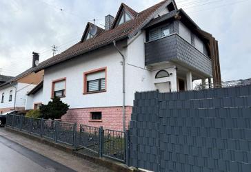 Großzügiges EFH mit 240 m², Garage & 2 Carports in ruhiger Wohnlage von Weiskirchen