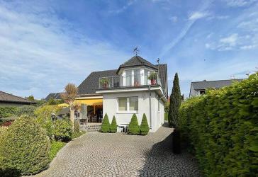 Charmantes Einfamilienhaus mit außergewöhnlichem Turmzimmer und traumhaftem Südgarten - provisionsfrei