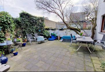 Dreifamilienhaus mit 108 m², 56 m² und 57 m² Wohnfläche mit charmantem Innenhof.