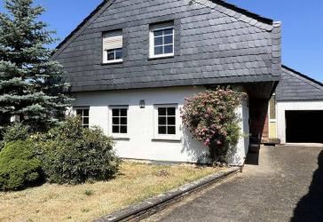 Provisionsfrei: Freistehendes Einfamilienhaus mit zwei Garagen, Garten und viel Potenzial in Noswendel zu verkaufen