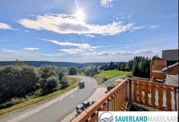 Sauerland-Panorama inklusive: Stilvolle Dachgeschosswohnung mit traumhaftem Südbalkon