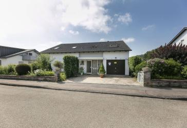 -PROVISIONSFREI- Teilvermietetes Dreifamilienhaus in begehrter Aussichtslage