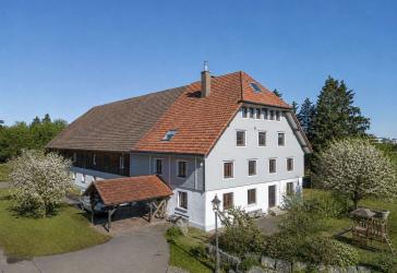 Mehrgenerationenhaus auf großzügigem Anwesen mit Scheune