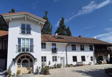 Wohnen und Gewerbe / großzügiges Mehrgenerationenanwesen 1.580 qm mit Halle / Nahe München
