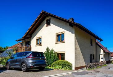 Großzügiges Ein-/Zweifamilienhaus mit Hochterrasse, Garage und Freizeitscheune!