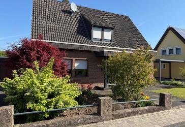 BORNHEIM: Geräumiges Einfamilienwohnhaus auf großzügigen Grundstück in bevorzugter Lage