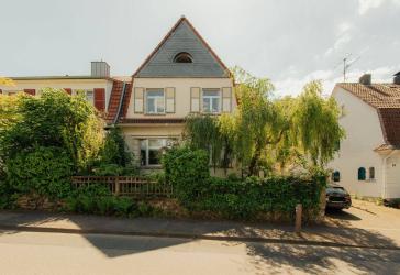 Grüne Stadtoase von 1912: Repräsentativer Altbau mit zwei Einheiten & enormem Potenzial