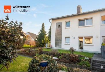 Zeitlose Eleganz trifft Familienidyll: Gepflegte Doppelhaushälfte mit Parkpotenzial