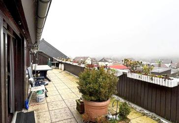 Dachgeschosswohnung mit Weitblick in Schömberg: 2 Zimmer, Garage, Aufzug, sichere Vermietung