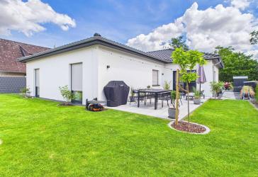 Neuwertiges Design-Einfamilienhaus: Stilvoller Bungalow in ruhiger Hinterlandlage!