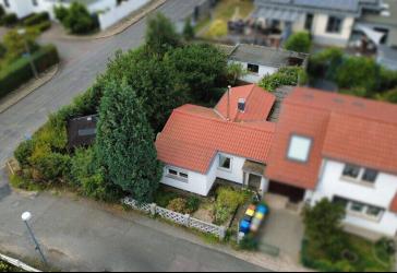 Freundliches kleines Einfamilienhaus mit großen Grundstück und Entwicklungspotenzial