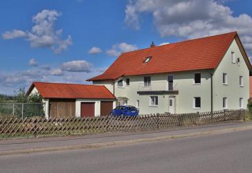 Viel Platz für neue Wohnideen: Zweifamilienhaus mit vielfältigen Möglichkeiten
