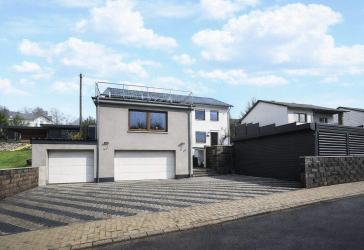 Stilvoll wohnen mit viel Platz: Modernisiertes Familienhaus mit besonderen Highlights und Option auf zwei Wohneinheiten