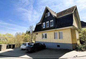 ***Zweifamilienhaus zwischen Wasser und Wald mit Potenzial in Aßlar-Kleinaltenstädten***
