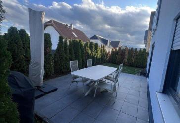 Exklusive Terrassen Wohnung mit ca. 50 qm Garten