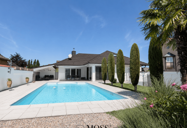 Exklusives Haus mit Einliegerwohnung, Pool & Doppelgarage - ca. 304m² Wfl - in ruhiger Wohnlage