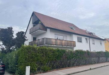 Renovierte 4-Zimmer-Wohnung mit großem Balkon, Garage und Stellplatz!!