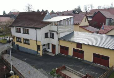 Freistehendes Einfamilienhaus mit 3 Garagen!