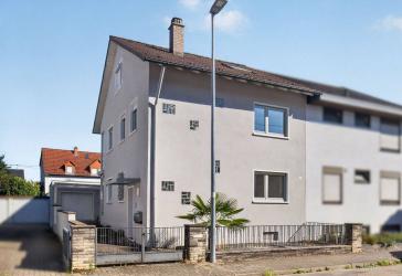 Renovierungsbedürftige Doppelhaushälfte mit Garten in ruhiger Lage von Neureut