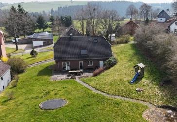 Modernes, freistehendes Einfamilienhaus in idyllischer Dorflage mit großem Grundstück und Weitblick