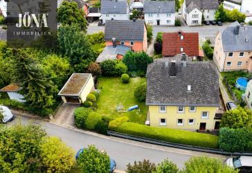 Toll geschnittenes Zweifamilienhaus mit ausgebautem Dachgeschoss