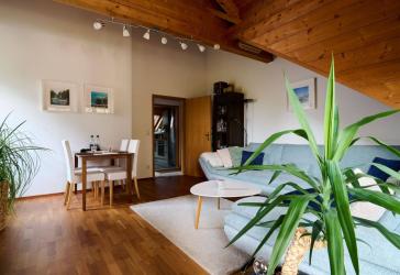 Ruhige, helle Dachgeschosswohnung