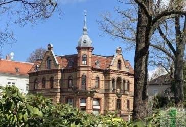 Sehr attraktive 3-Raum-DG-Wohnung mit Einbauküche im Villenviertel zu vermieten!