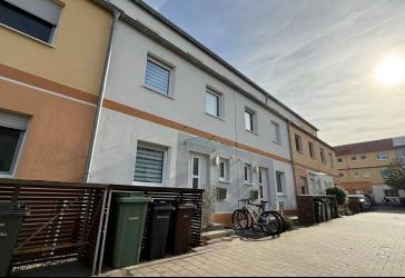 Modernes Reihenmittelhaus (Bj. 2020) mit Wintergarten, EBK & 2 Stellplätzen in Adelsdorf