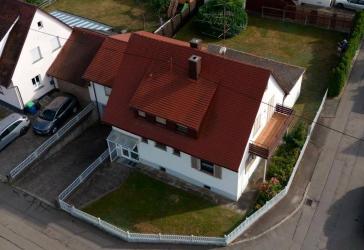 Einfamilienhaus ruhig gelegen in einer Siedlung Ortsteil Mühlhofen. Seenähe 4 KM. Busanbindung. Kindergarten und Schule im Ort.