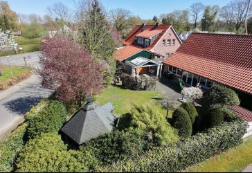 IMMOBILIEN GUMNIOR präsentiert: Modernes Einfamilienhaus im Landhausstil mit großem Nebengebäude/Jagdzimmer
