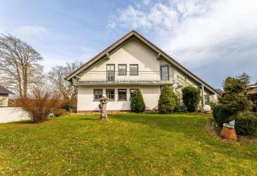 HEGERICH: Charmantes Einfamilienhaus mit Wintergarten und idyllischem Gartenparadies