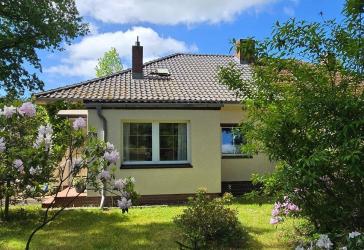 Wohnen im Grünen - Gepflegte Doppelhaushälfte mit Wintergarten und großem Grundstück bei Laage