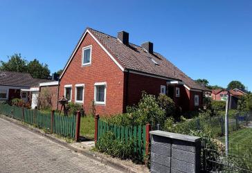 Sanierungsbedürftiges Einfamilienhaus mit Garage