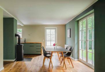 Design trifft Küstenruhe: Großzügige Maisonette mit Garten, Sauna und Reetdachcharme