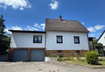 Ihr neues Zuhause - Freistehendes Einfamilienhaus in ruhiger Wohnlage mit Garten, Doppelgarage und viel Entwicklungspotenzial