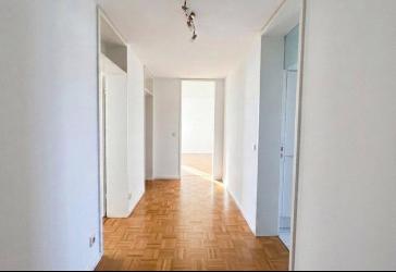 Großzügige 3,5 Zi Wohnung mit Balkon & EBK, gute Anbindung in Bissingen