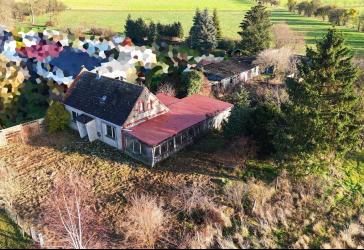 Sanierungsbedürftiges Haus mit großem Grundstück in Ortsrandlage