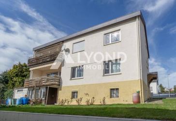 Mehrfamilienhaus mit Ausbaupotenzial, zwei Südbalkonen und Garagen in Sachsenheim