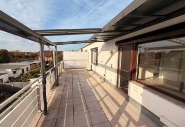 Modernisierte, helle 2‑Zimmer‑Wohnung mit großer Dachterrasse in Kleinenbroich