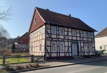 Charmantes, denkmalgeschütztes Fachwerkhaus in einer Ausfallstraße
