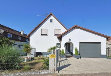 Umfassend saniertes Einfamilienhaus mit charmantem Garten