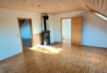 Helle 3-Zimmer-Dachgeschoss-ETW mit Balkon & Kamin, Fernblick, erweiterbar mit Erdgeschosswohnung