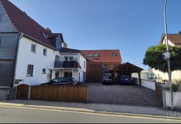 Zweifamilien-Traum: mit Garten & Pool in Staufenberg