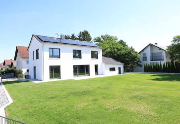 Modernes Einfamilienhaus im Erstbezug auf großzügigem Grundstück in zentraler Lage von Manching