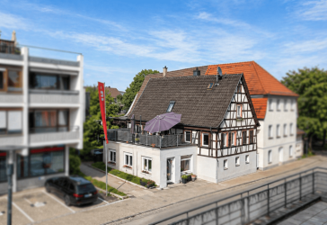 Familienglück in zentraler Lage - freistehendes Einfamilienhaus mit Freisitz und Gewerbeeinheit
