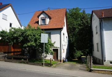 Sanierungsbedürftiges Einfamilienhaus mit großem, schönen Grundstück und Pkw-Stellplatz