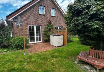 Freundliche 3-Zimmer-Erdgeschosswohnung mit Terrasse und eigenem Garten in Burhafe